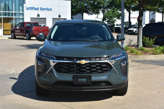 Used 2025 Chevrolet Trax LS w/ LS Convenience Package FWD image 2