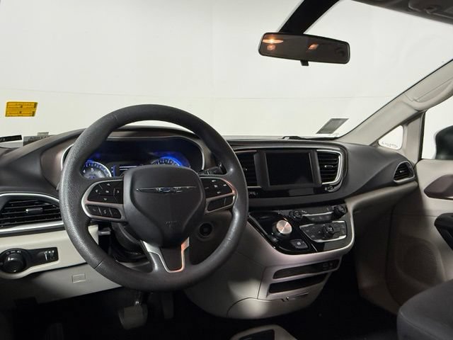 Used 2018 Chrysler Pacifica L FWD image 36