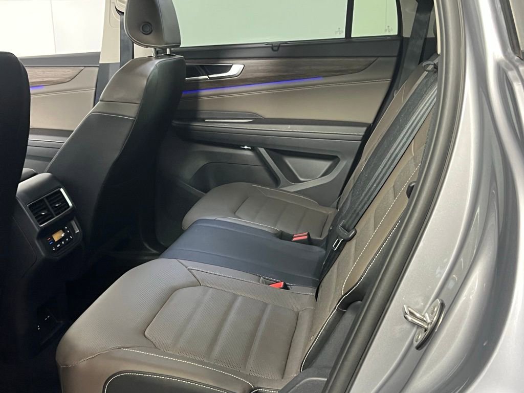 Used 2025 Volkswagen Atlas SEL image 32