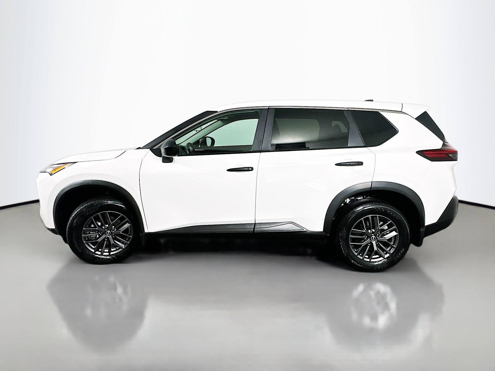 Used 2023 Nissan Rogue S AWD/4WD image 4