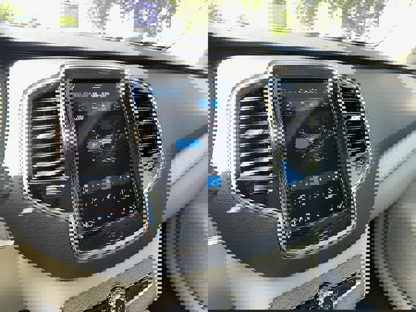 New 2025 Volvo XC90 T8 Plus w/ Protection Package Premier image 22