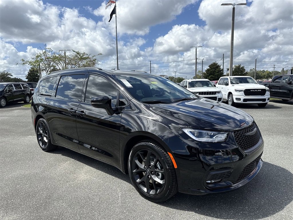 New 2026 Chrysler Pacifica Limited w/ S Appearance Package