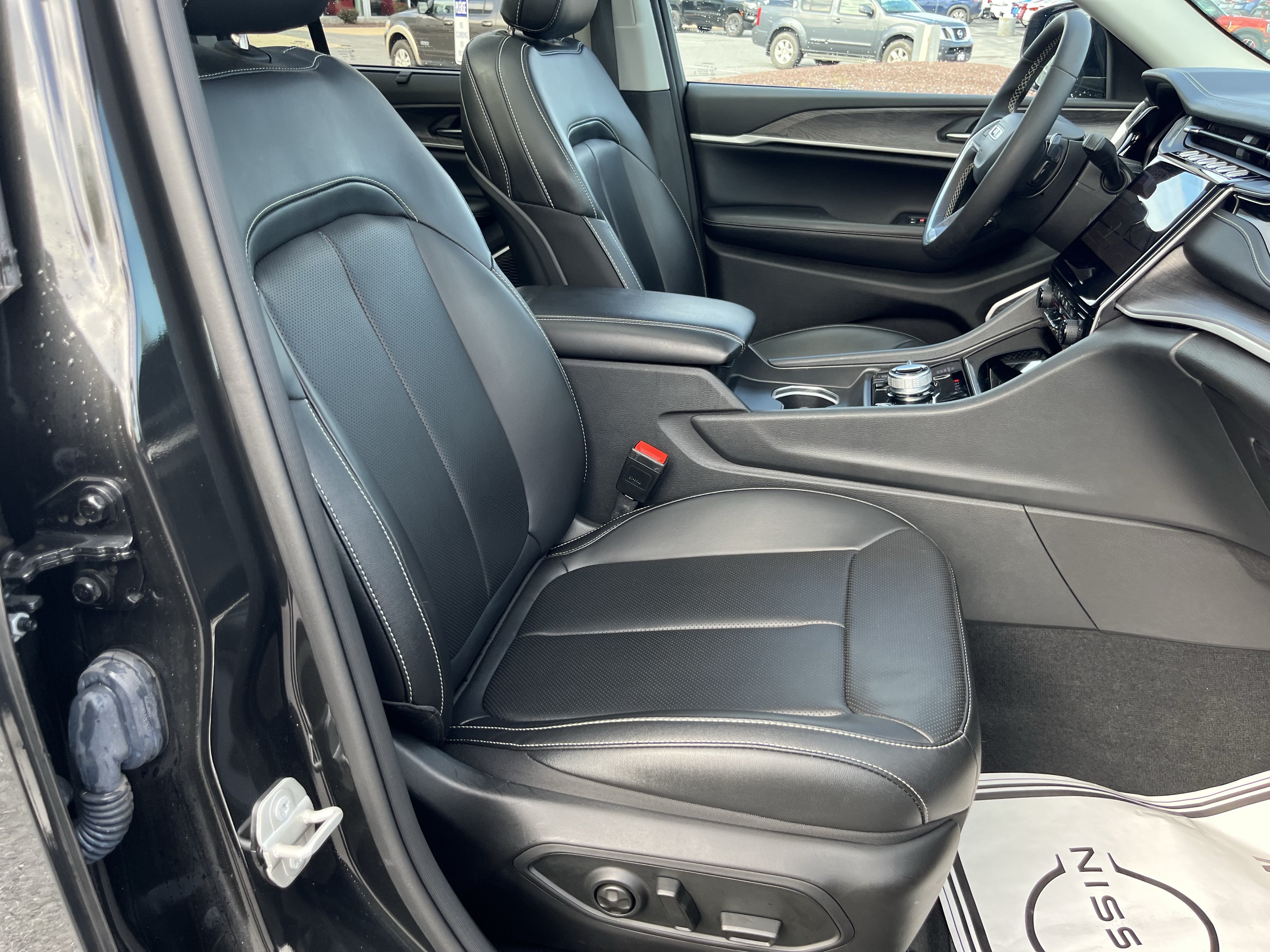Used 2023 Jeep Grand Cherokee 4WD 4xe w/ Luxury Tech Group II image 3