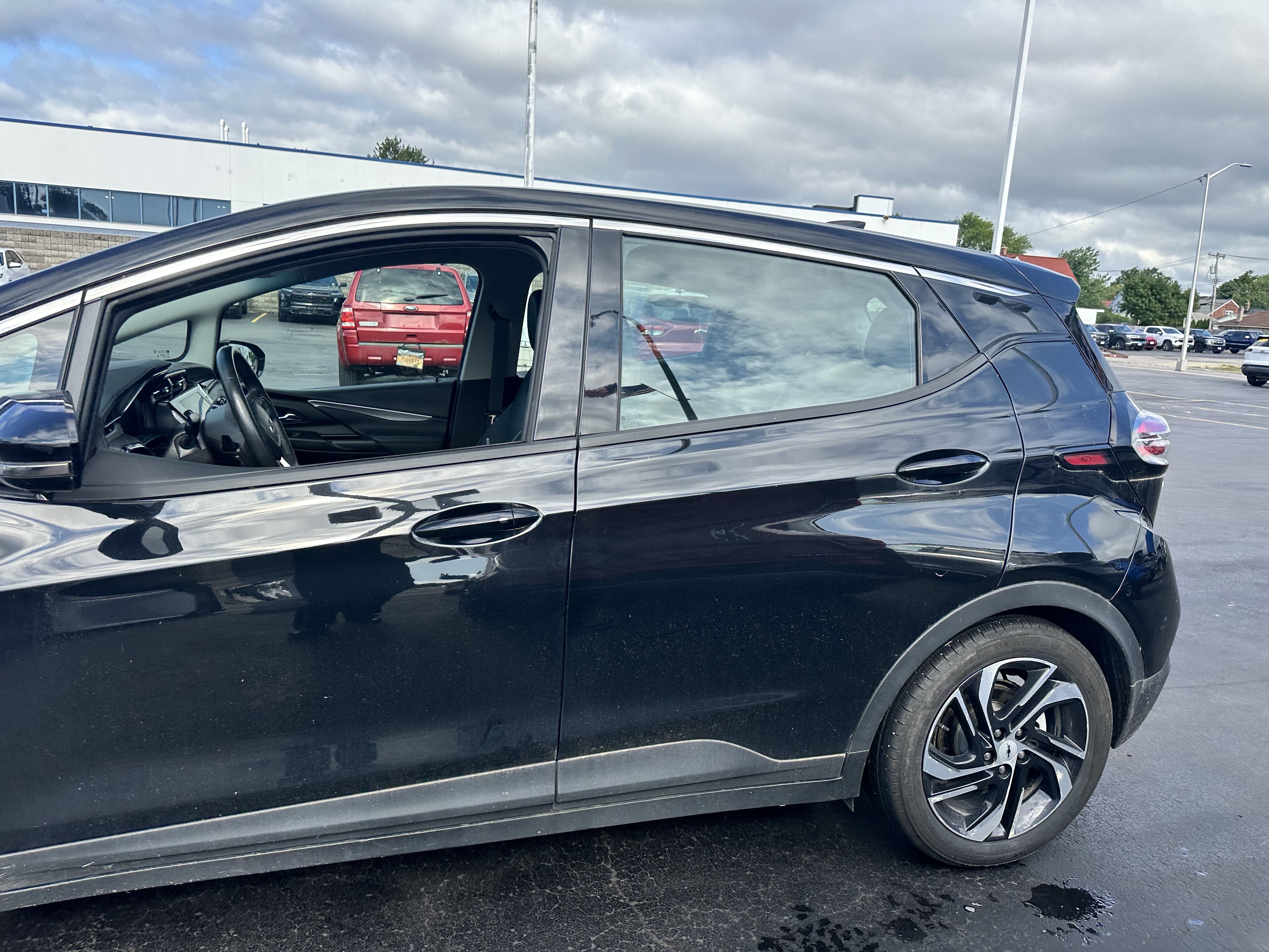 Used 2023 Chevrolet Bolt LT FWD image 5