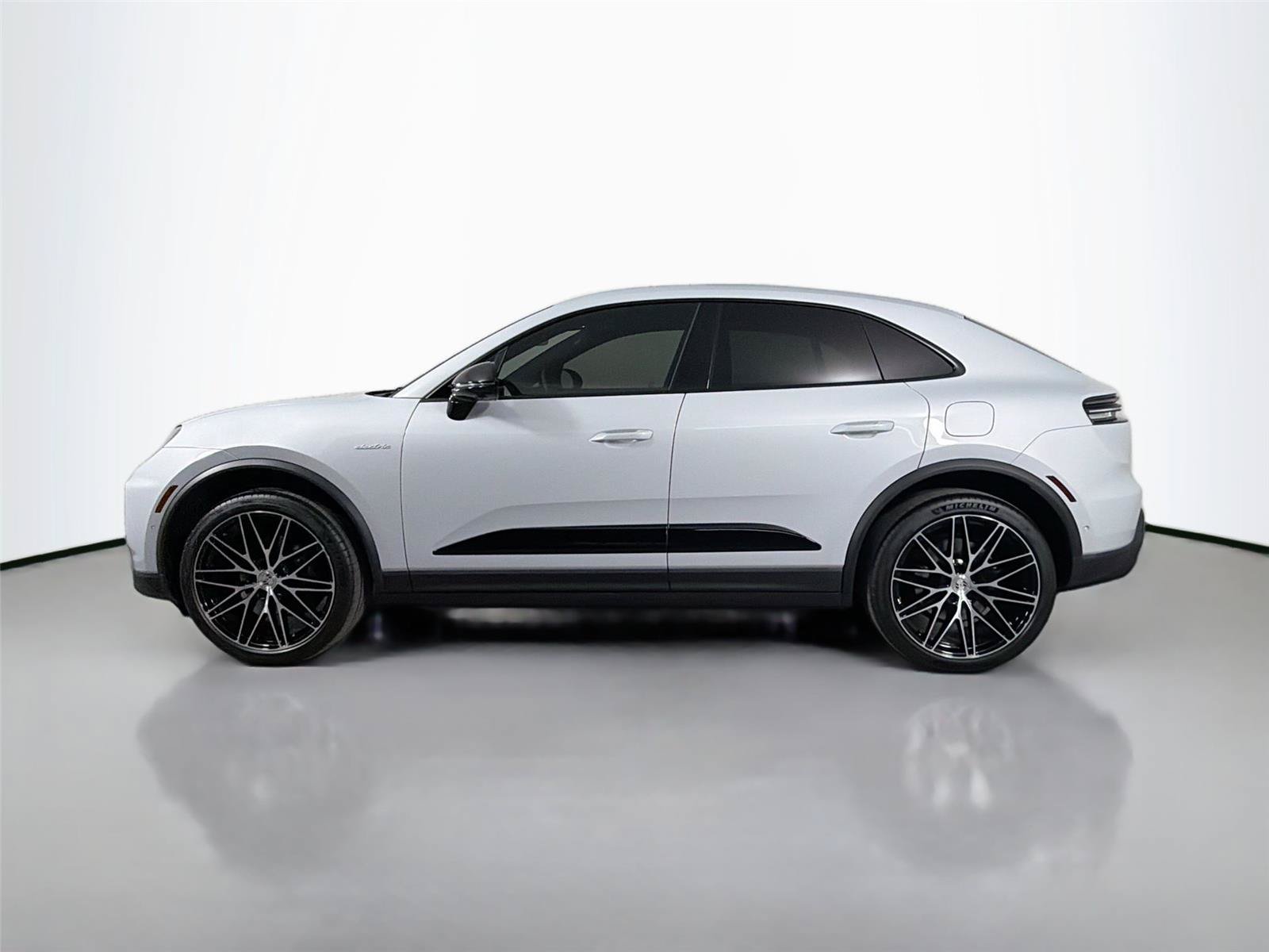 Certified 2026 Porsche Macan 4 Electric RWD image 2