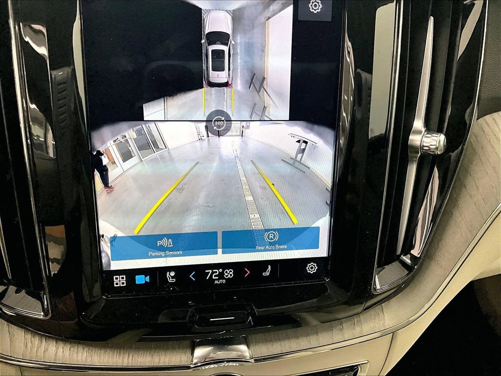 Used 2024 Volvo XC60 B5 Plus image 19