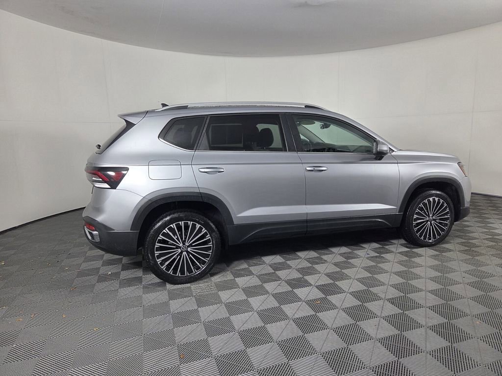 Used 2025 Volkswagen Taos SE FWD image 6