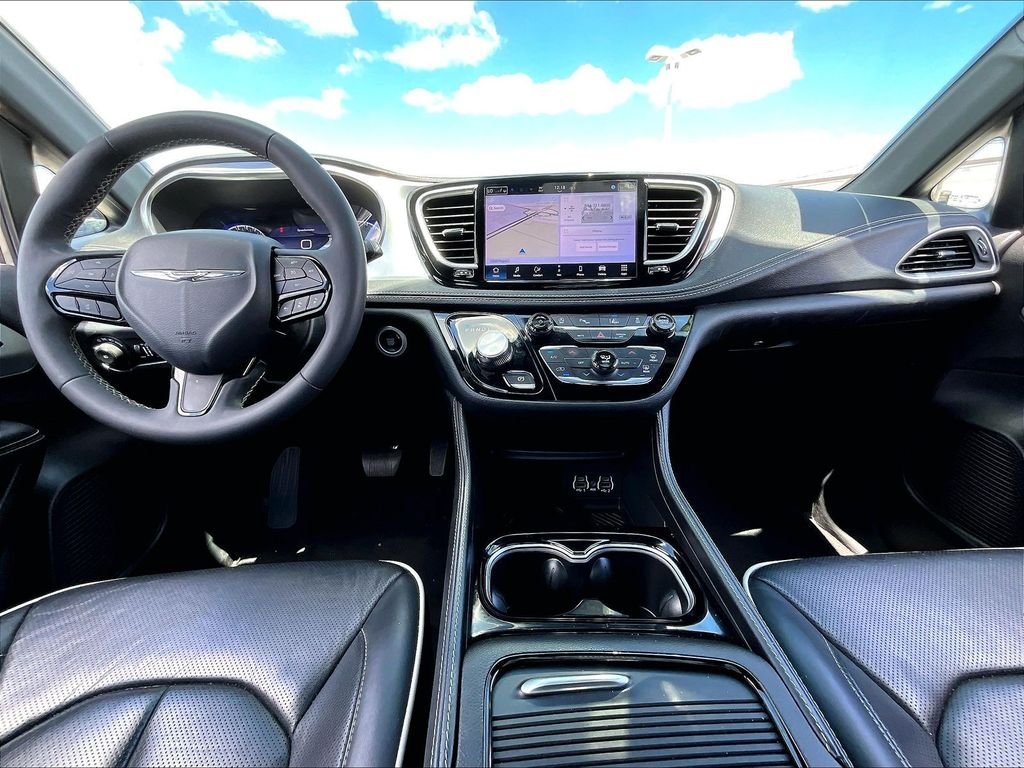Used 2025 Chrysler Pacifica Limited FWD image 22
