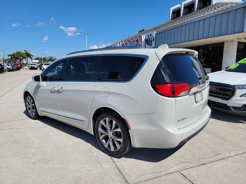 Used 2020 Chrysler Pacifica Limited w/ Tire & Wheel Group FWD image 3