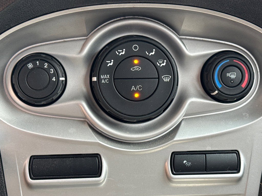 Used 2016 Ford Fiesta SE image 12