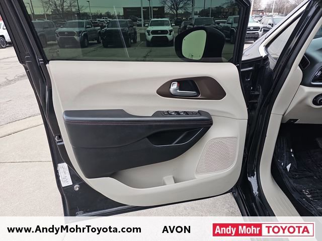 Used 2018 Chrysler Pacifica Touring-L Plus image 10