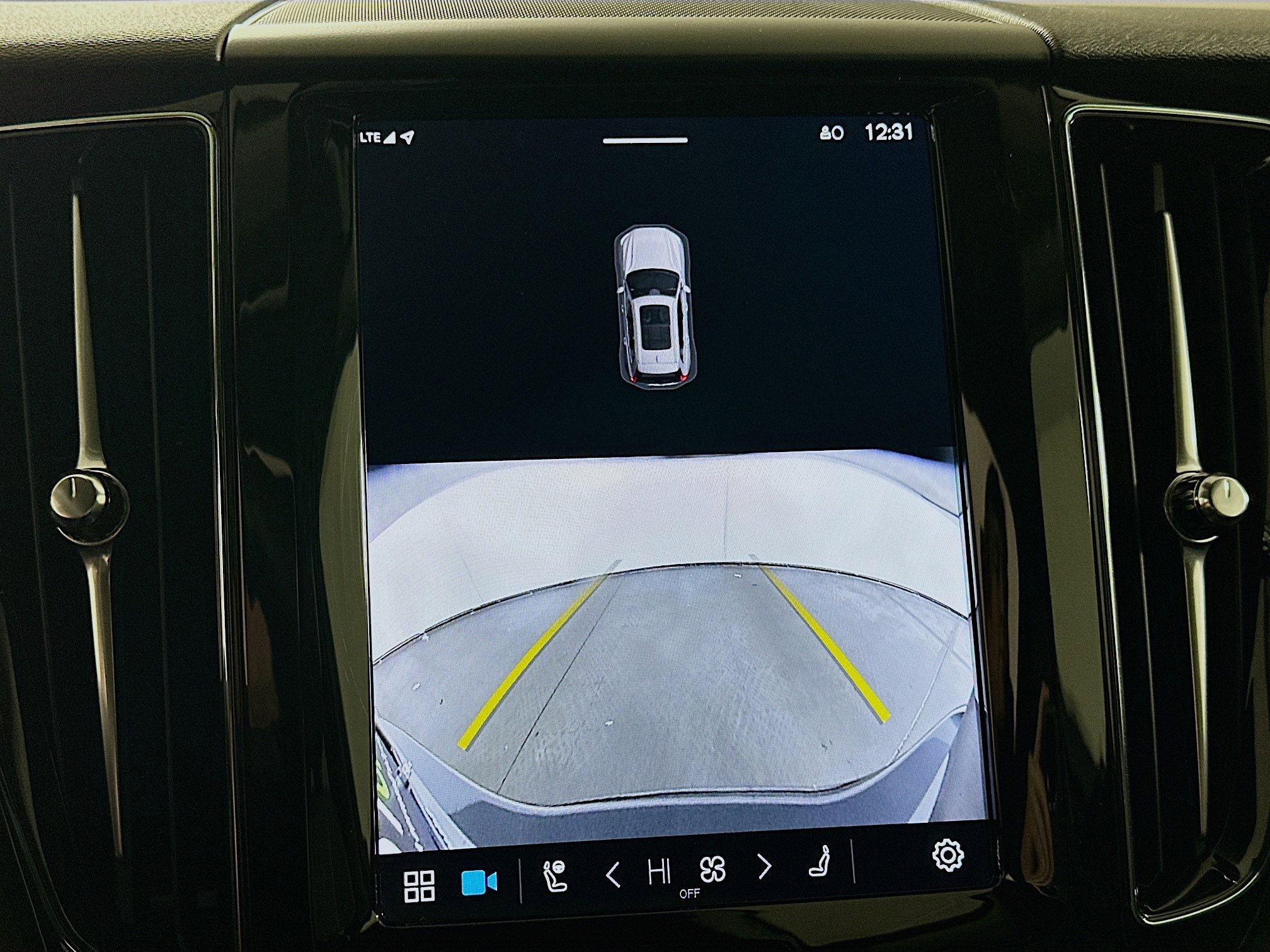 Used 2025 Volvo XC60 B5 Core image 23