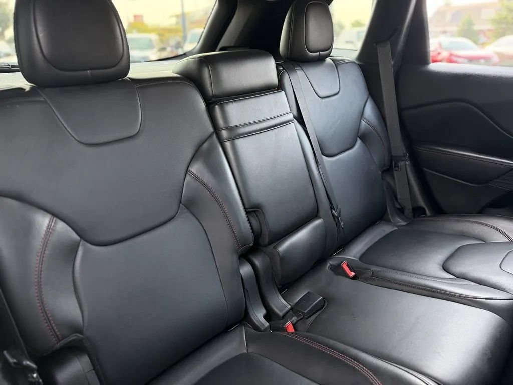 Used 2015 Jeep Cherokee Trailhawk w/ Comfort/Convenience Group AWD/4WD image 18