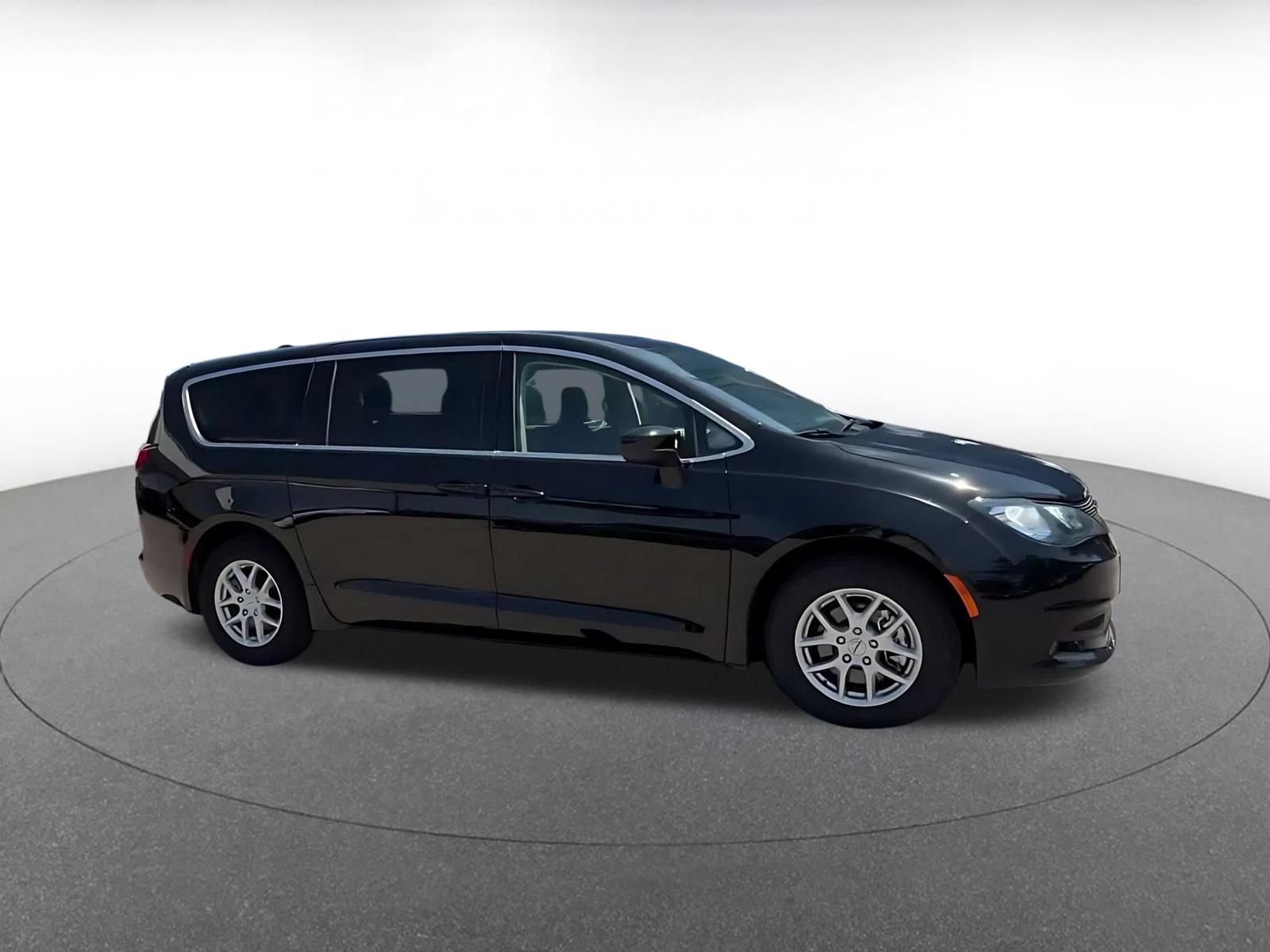 Used 2024 Chrysler Voyager LX FWD image 2
