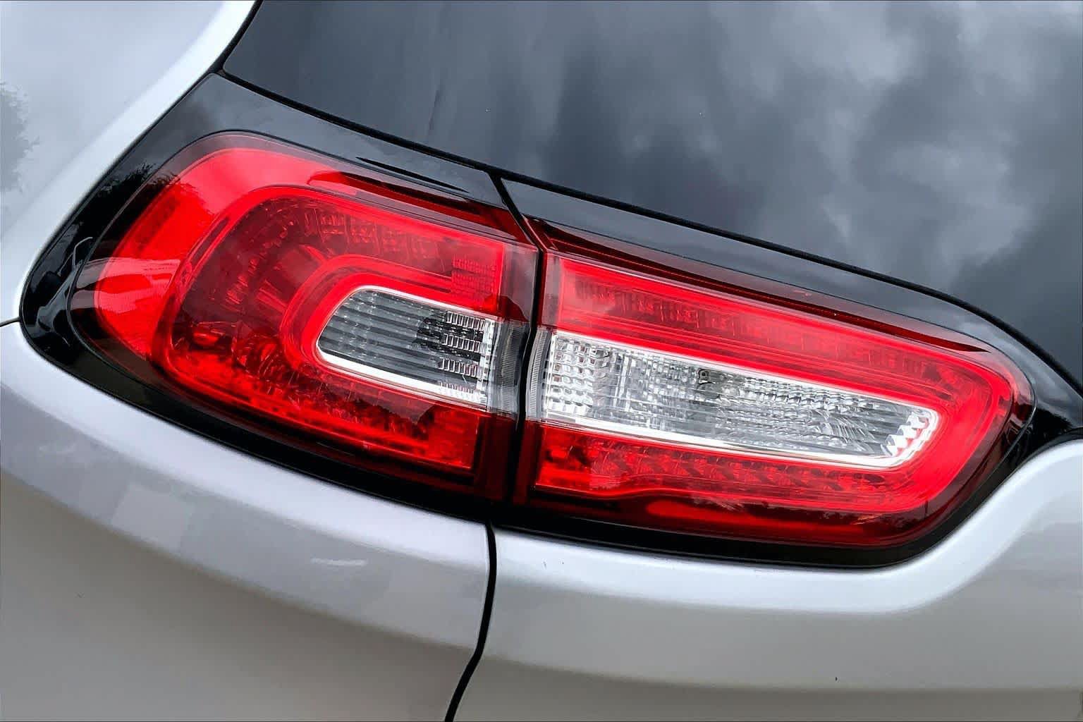 Used 2016 Jeep Cherokee Sport FWD image 28
