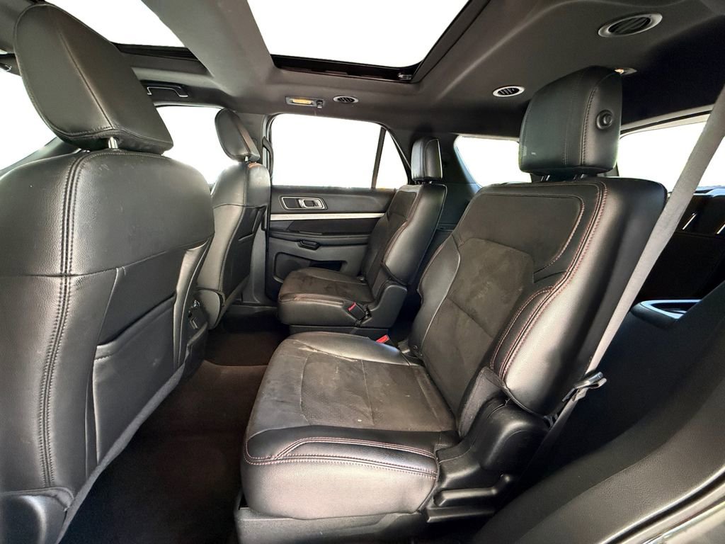 Used 2018 Ford Explorer XLT w/ Equipment Group 202A AWD/4WD image 14