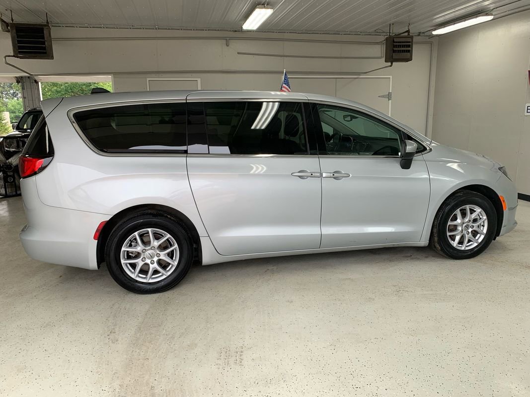 Used 2023 Chrysler Voyager LX image 12