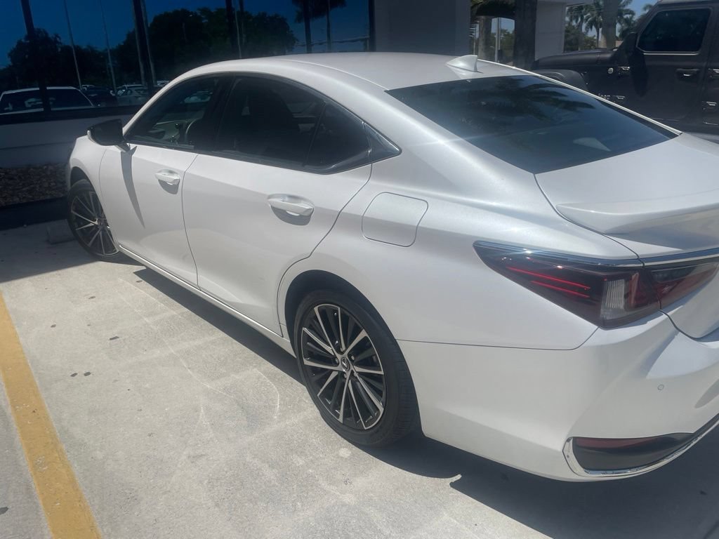 Used 2024 Lexus ES 300h w/ Premium Package FWD image 6