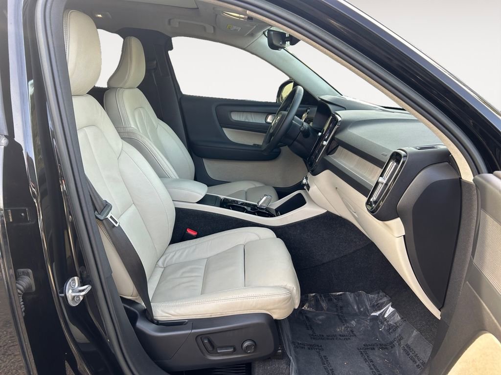 Used 2023 Volvo XC40 B5 Plus image 10