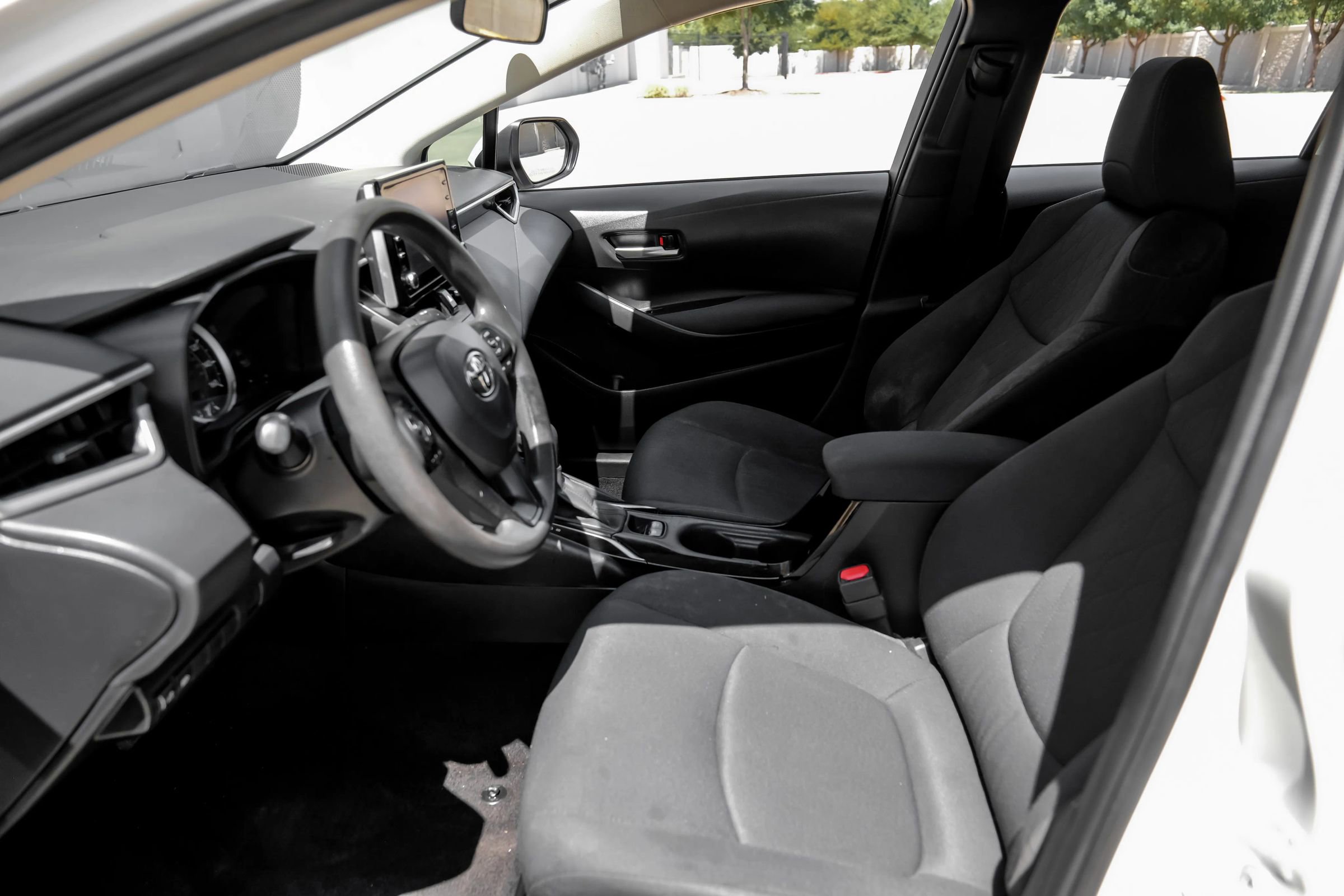 Used 2021 Toyota Corolla LE image 23