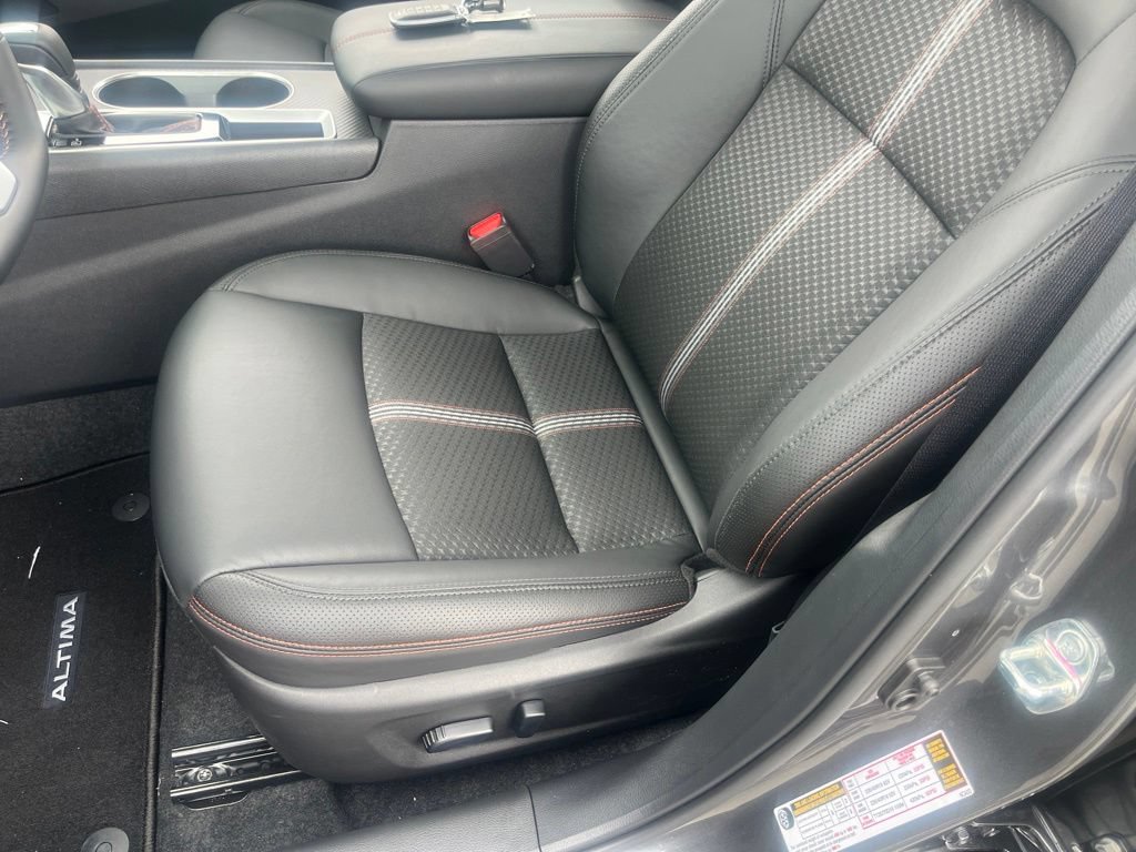 New 2026 Nissan Altima 2.5 SR w/ SR Midnight Edition Package FWD image 7