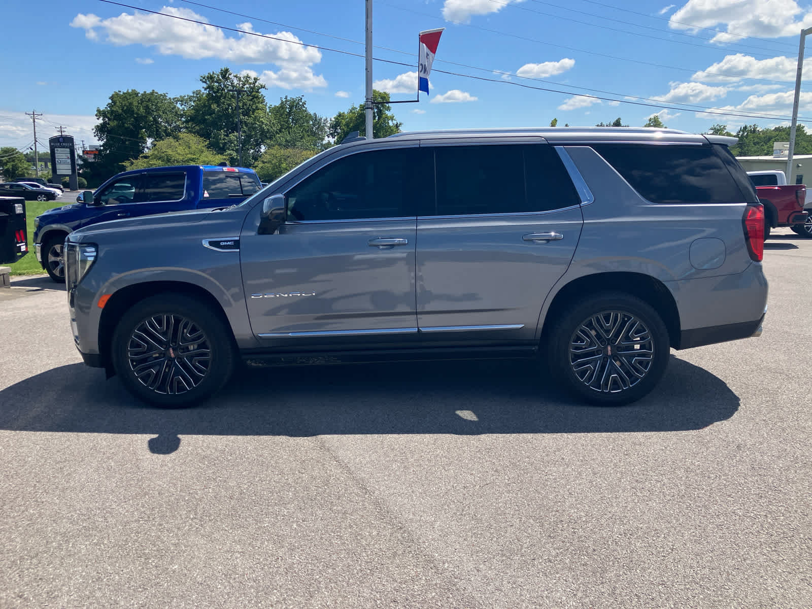 Used 2021 GMC Yukon Denali w/ Denali Premium Package RWD image 4