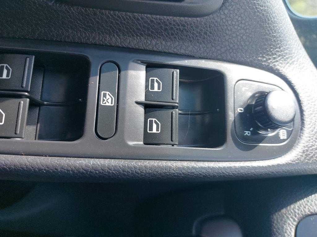 Used 2013 Volkswagen Golf 4-Door FWD image 24