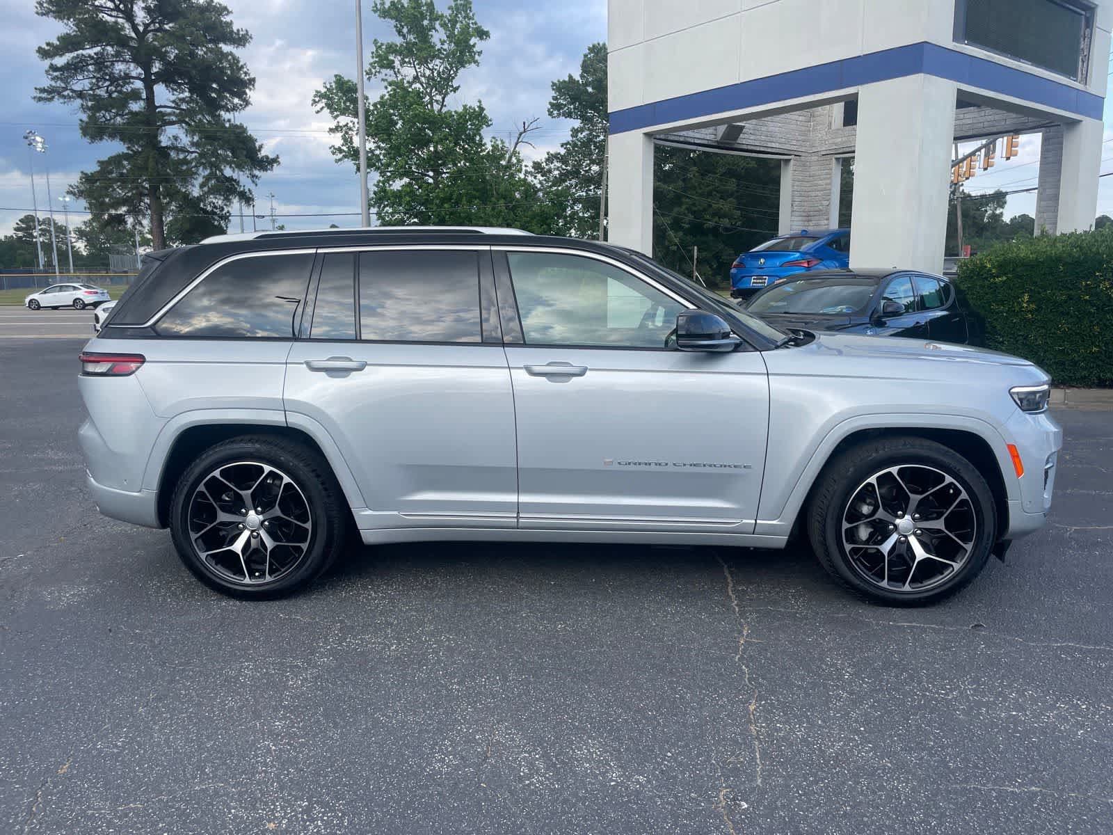 Used 2022 Jeep Grand Cherokee Summit AWD/4WD image 6