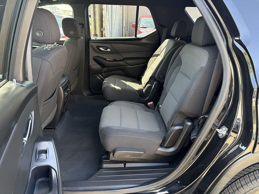 Used 2022 Chevrolet Traverse LT FWD image 23
