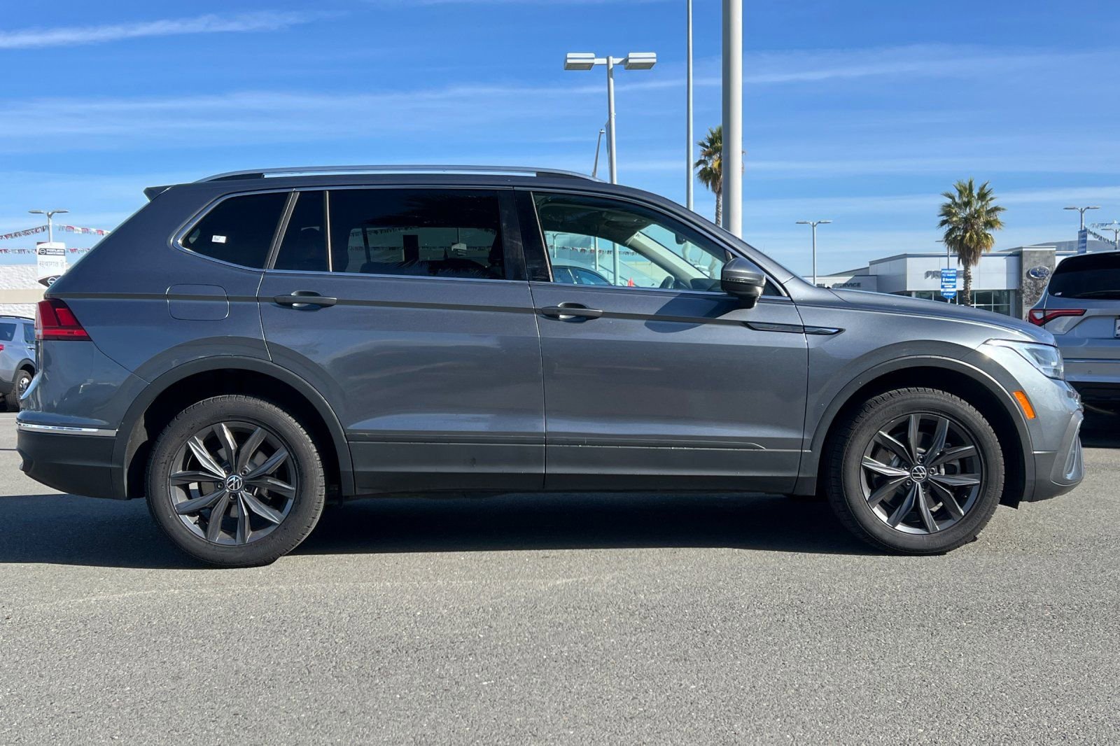 Used 2022 Volkswagen Tiguan SE image 3