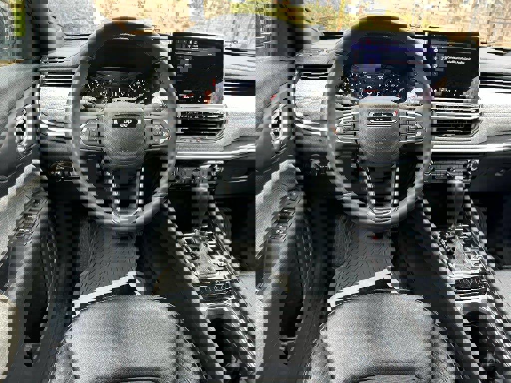 Used 2024 Jeep Compass Latitude image 13