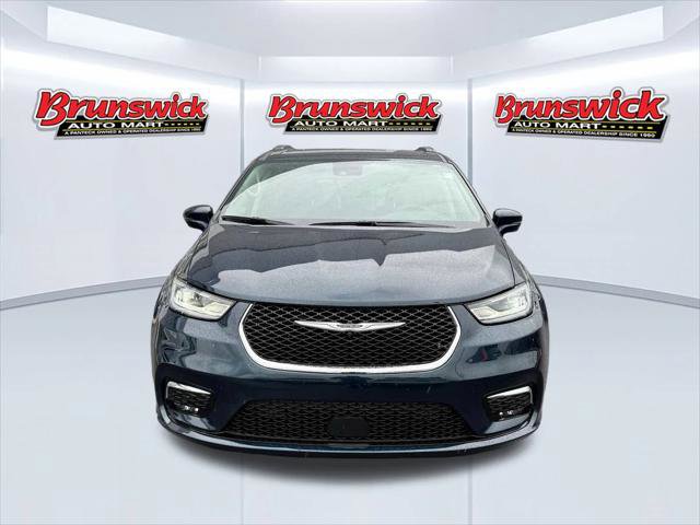 Certified 2022 Chrysler Pacifica Touring-L w/ Uconnect Theater Family Group image 2