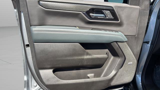 Used 2025 GMC Yukon AT4 w/ AT4 Premium Plus Package AWD/4WD image 10