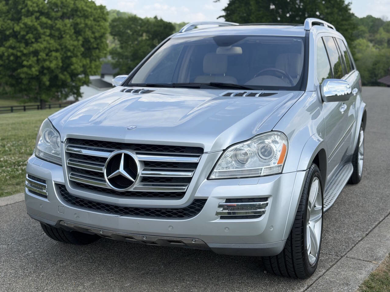 Used 2010 Mercedes-Benz GL 550 4MATIC image 4