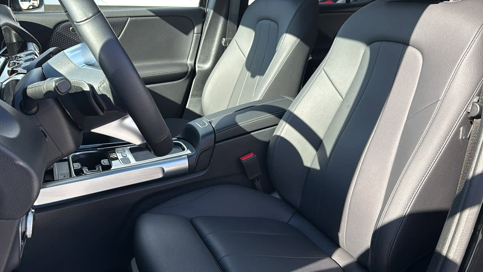 Certified 2025 Mercedes-Benz GLB 250 4MATIC image 36