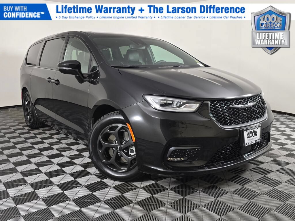 Used 2023 Chrysler Pacifica Limited w/ Uconnect Theater Family Group FWD image 1
