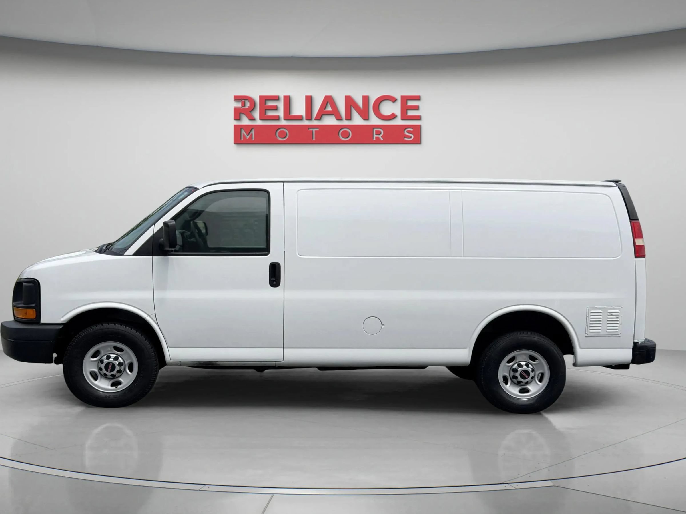 Used 2015 GMC Savana 3500 RWD image 3