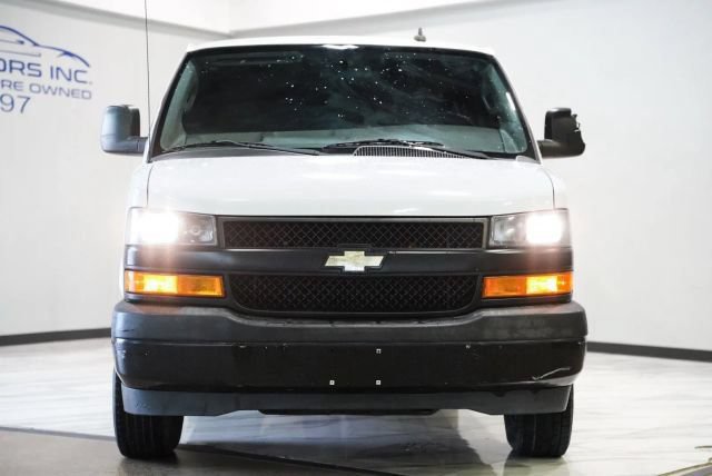 Used 2020 Chevrolet Express 2500 Extended RWD image 2