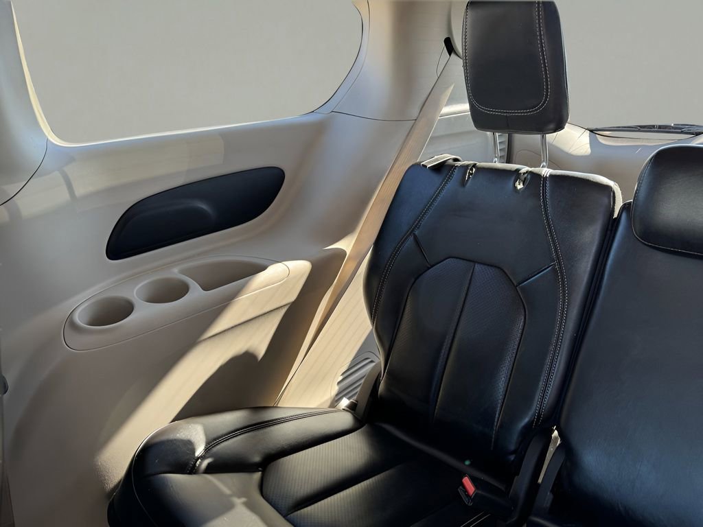 Used 2023 Chrysler Pacifica Touring-L image 14