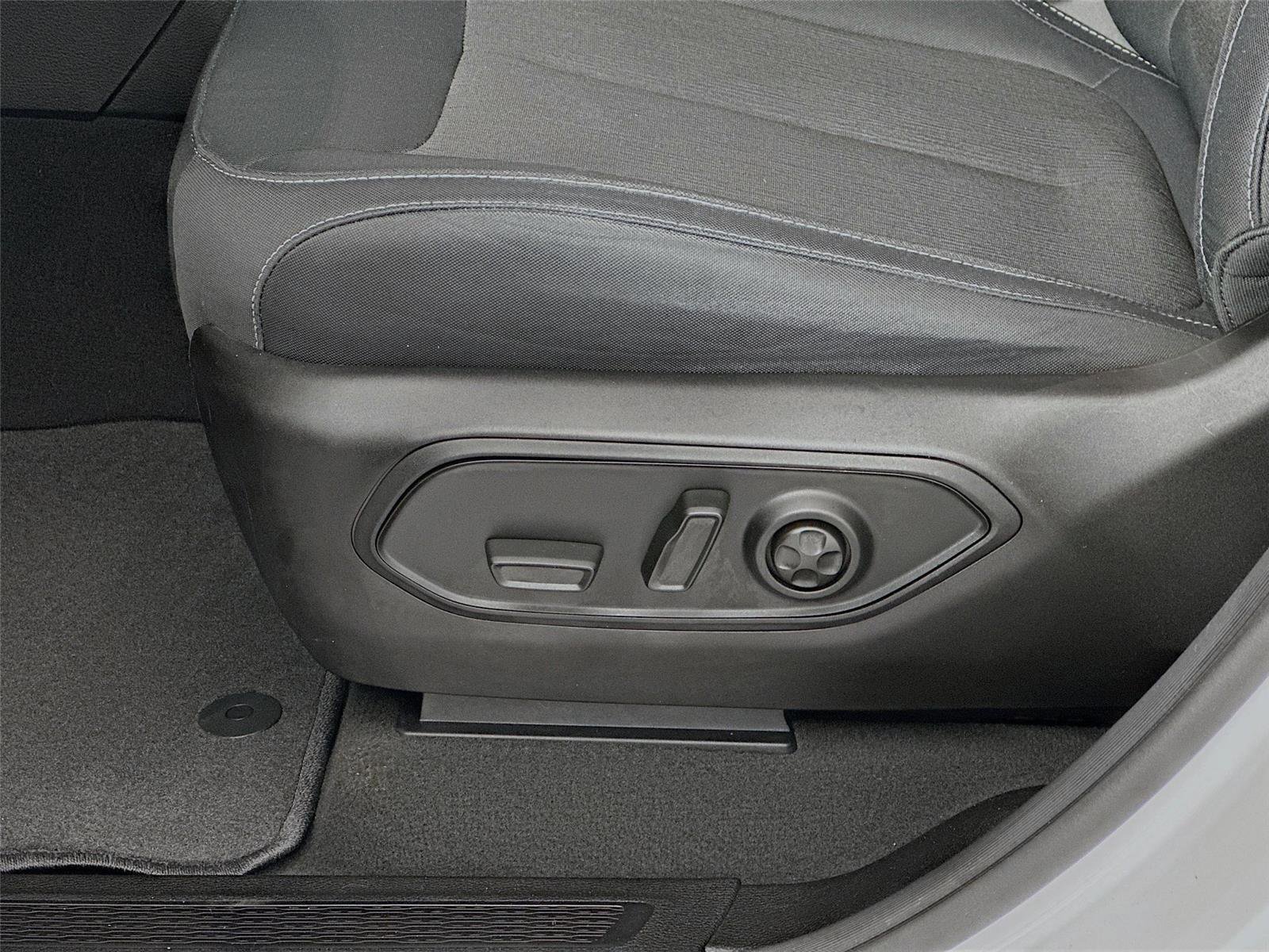 Used 2023 Jeep Grand Cherokee Laredo w/ Luxury Tech Group I image 22