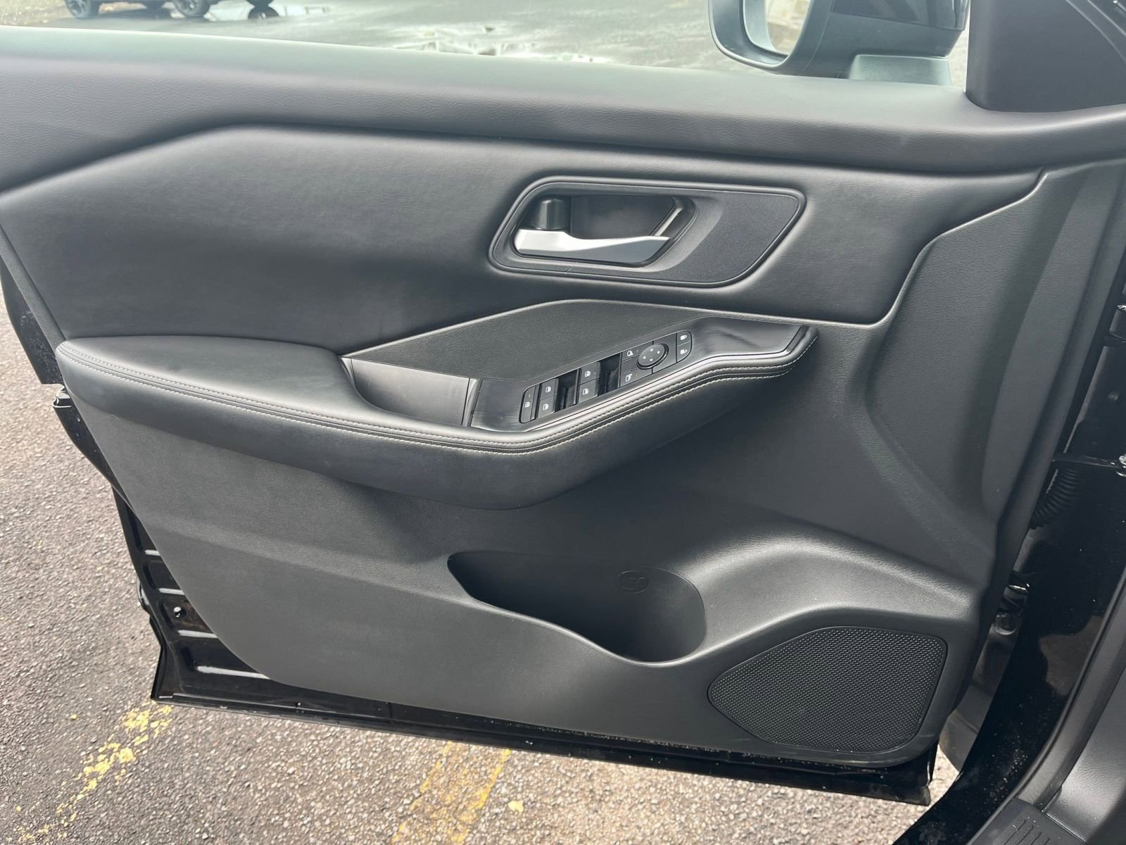 Used 2025 Nissan Rogue SV image 18