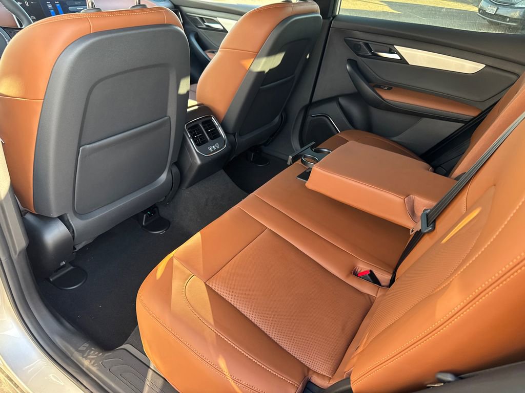 New 2025 VinFast VF 8 Plus AWD/4WD image 18