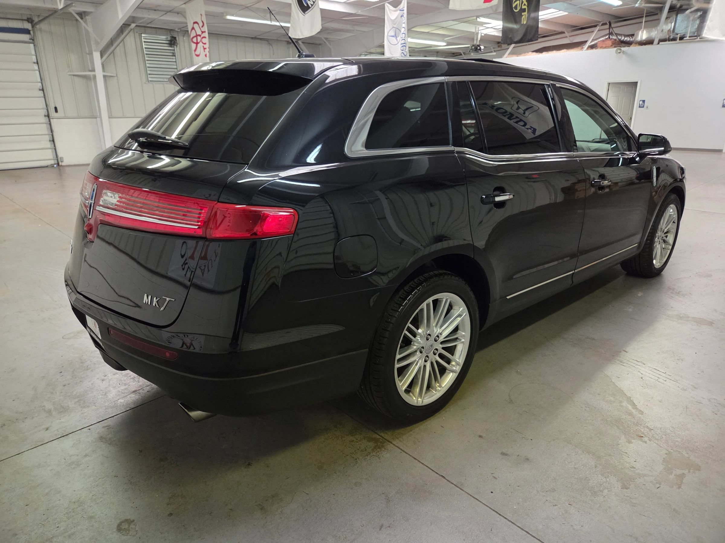 Used 2019 Lincoln MKT AWD image 8