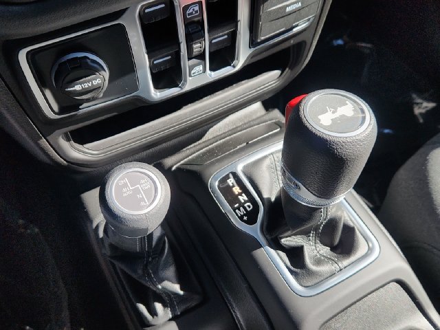Used 2025 Jeep Wrangler Unlimited Sahara AWD/4WD image 43