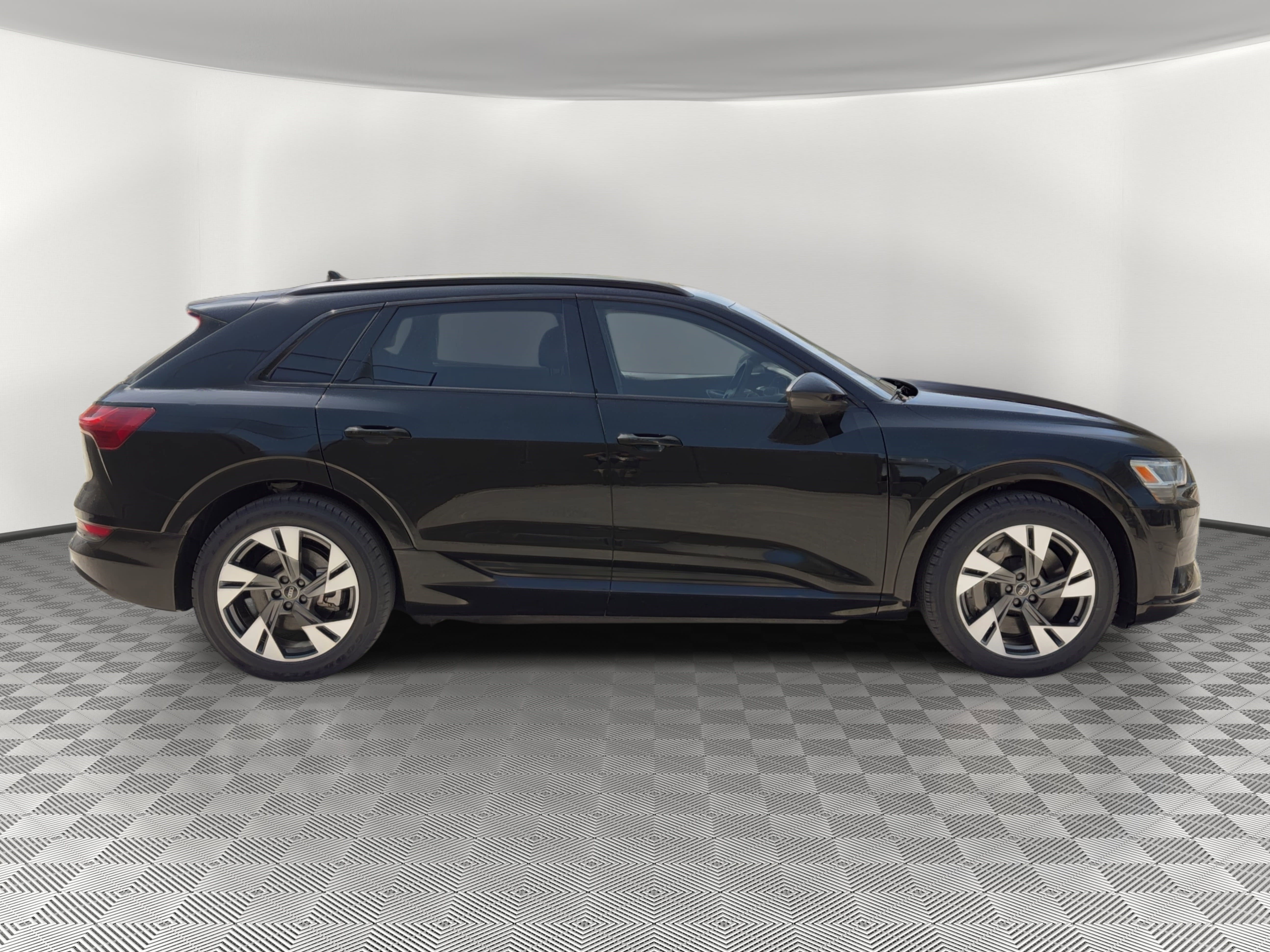 Used 2021 Audi e-tron Premium w/ Convenience Plus Package image 8