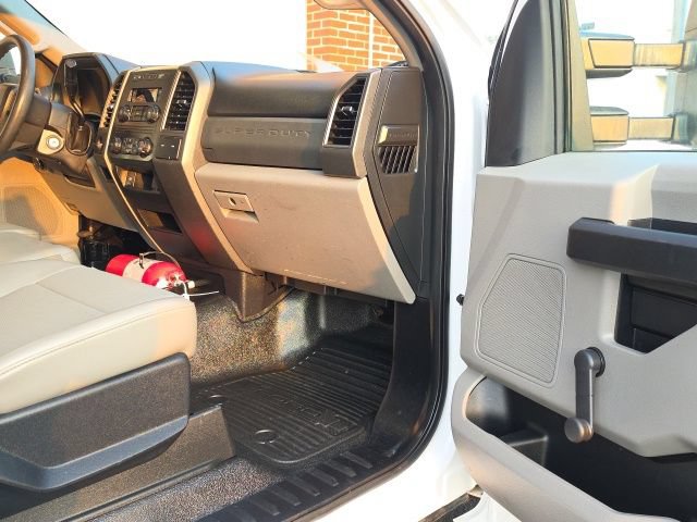 Used 2017 Ford F550 2WD Regular Cab Super Duty image 21