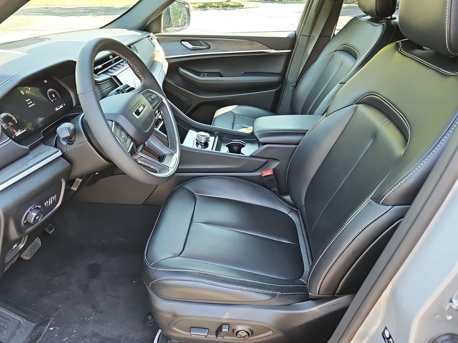 Used 2025 Jeep Grand Cherokee Limited AWD/4WD image 18