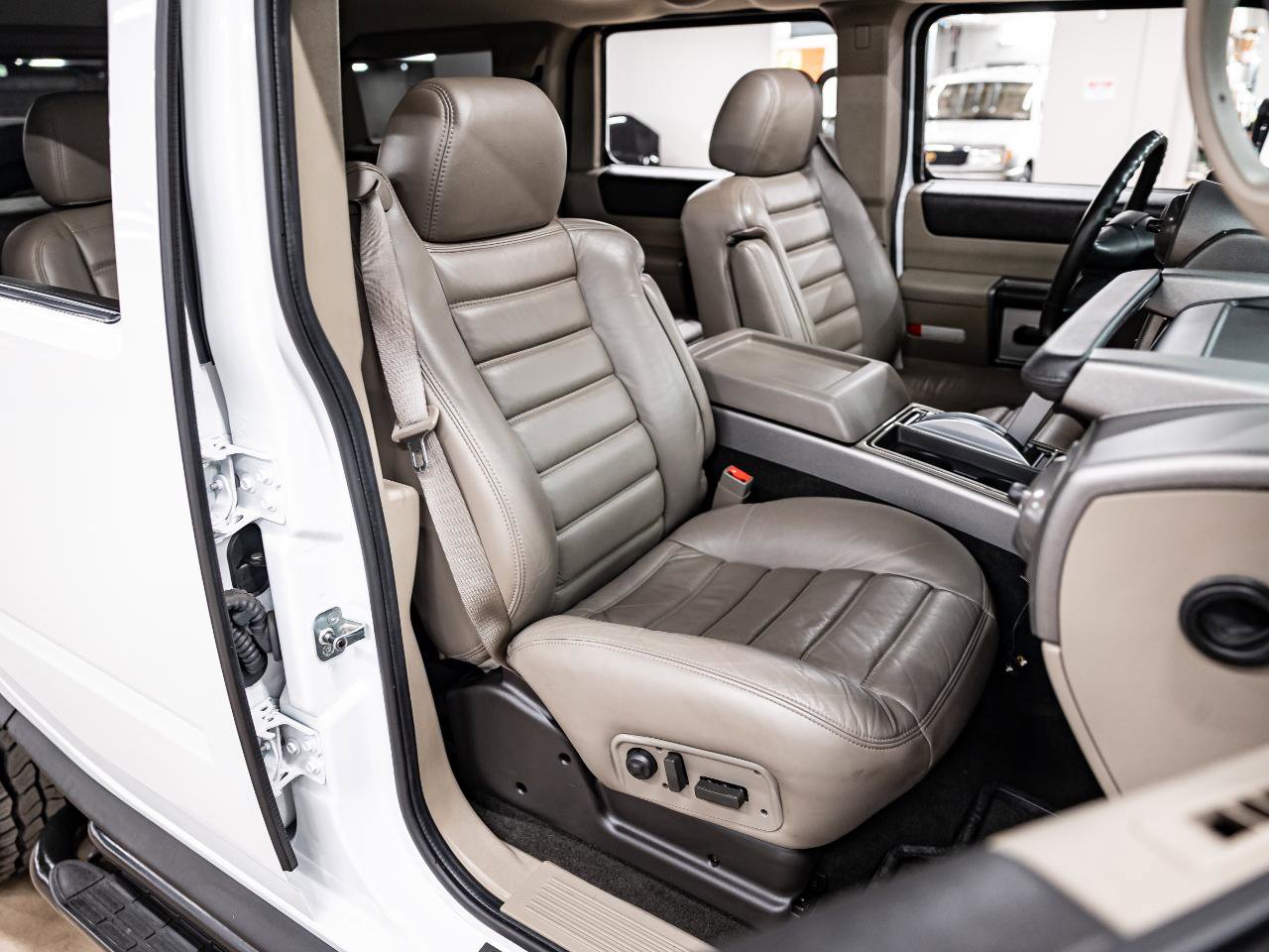 Used 2003 HUMMER H2 w/ Preferred Equipment Group image 16