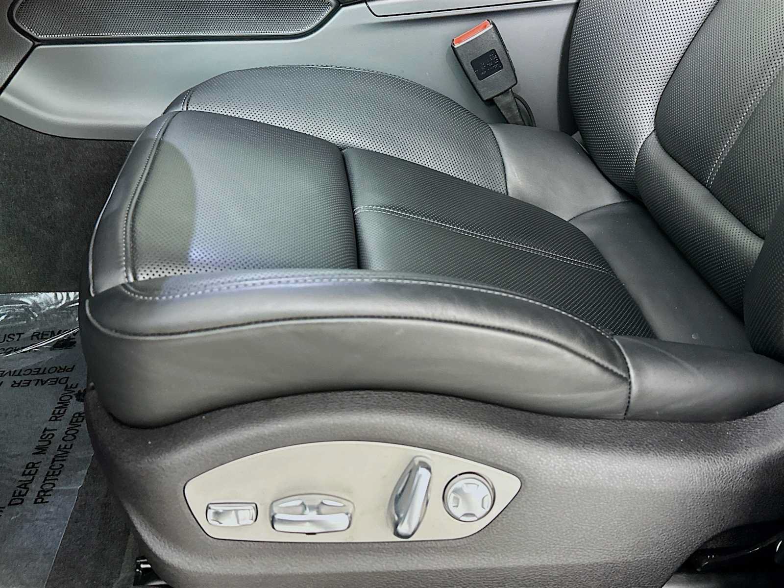 Certified 2026 Porsche Macan AWD/4WD image 12