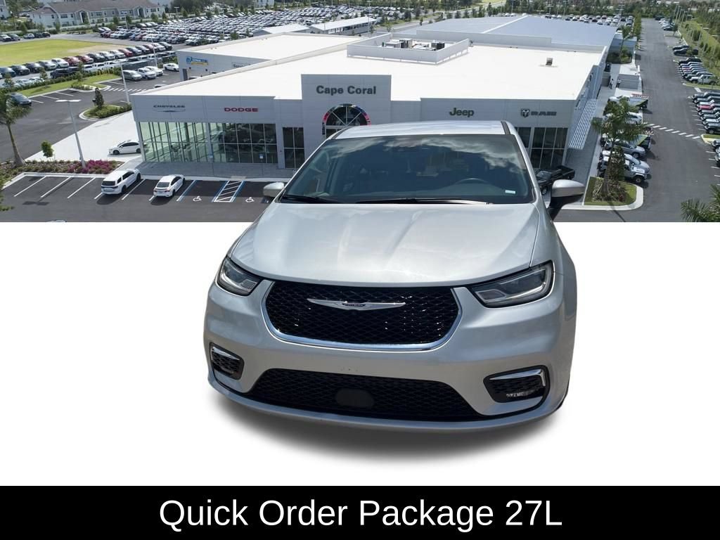 Used 2023 Chrysler Pacifica Touring-L FWD image 3